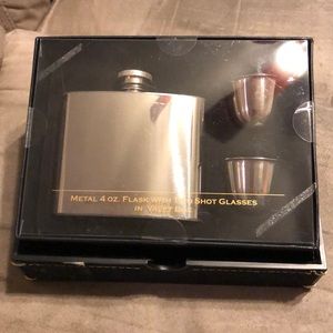 Metal 4 oz. Flask w/ 2 Shot Glasses